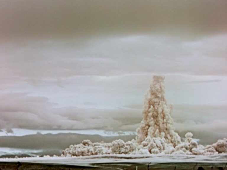 K explozi došlo ve výšce 4 km nad zemským povrchem Tak to vypadalo přímo pod místem výbu-chu.