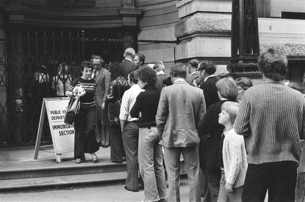 Občané Birminghamu stojí v září 1978 frontu na přeočkování proti neštovicím.