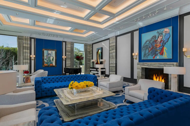 Luxusní obývací pokoj je osazen kazetovými stropy.