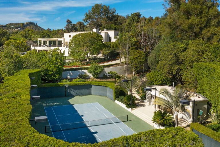 Na pozemcích okolo domu je vybudován také osvětlený tenisový kurt.