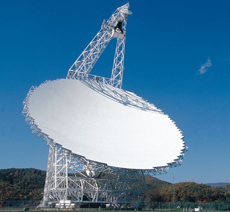 Stometrový Green Bank je největším plně řiditelným radioteleskopem na světě. FOTO: NRAO/AUI/NSF / Creative Commons / CC BY 3.0