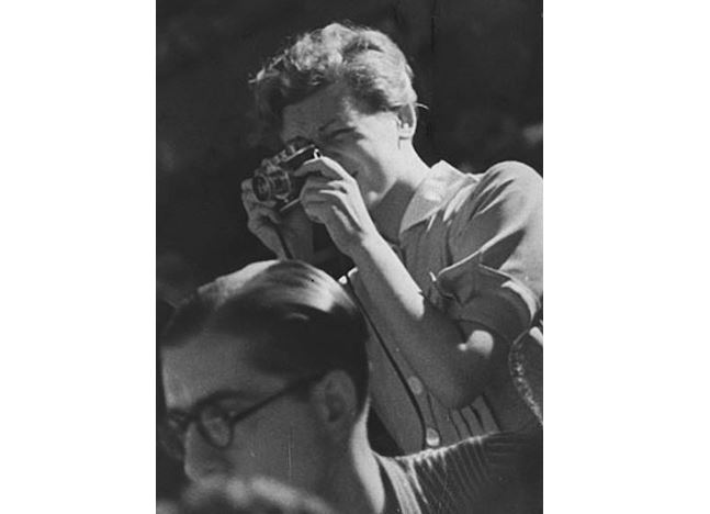 Žil a tvořil s fotografkou Gerdou Taro.