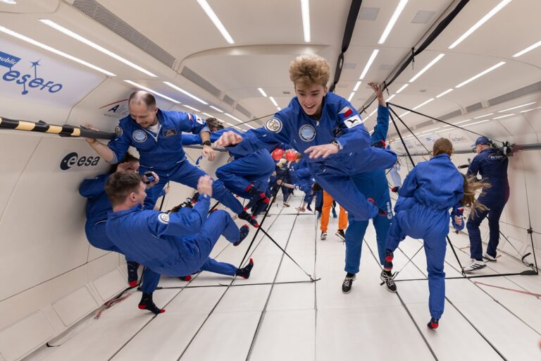 Kadeti a kadetky během beztížného letu zažili na vlastní kůži to, co zažívají pouze astronauti na oběžné dráze.