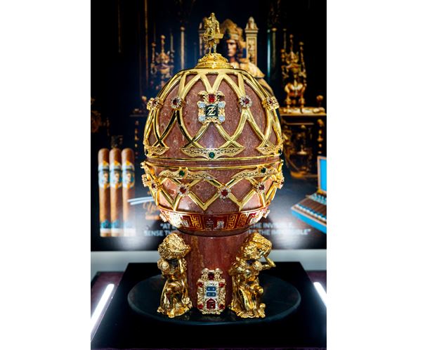 Humidor je vyrobený ze zlata, osázený drahokamy a inspirovaný legendárním Fabergého vejcem.
