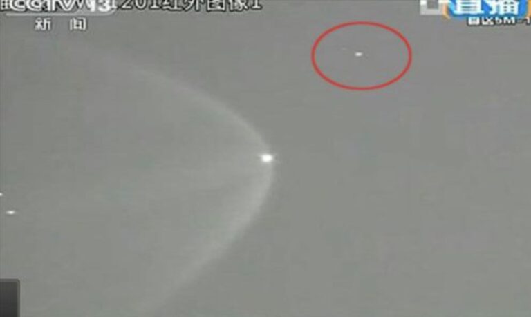 Na video záběrech startu raketoplánu jsou zřetelně vidět dvě bílé tečky. O co jde?