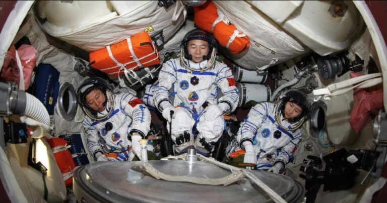 Posádka čínského raketoplánu Shenzhou 9 je tříčlenná – dva muži a žena.