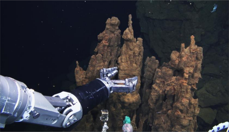 Vědecký tým odebral vzorky z hlubinného hydrotermálního komína. Tyto struktury mohou obsahovat stopy života skrytého hluboko pod mořským dnem.Yohey Suzuki (University of Tokyo).