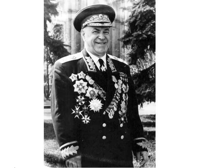 Žukov má pověst hrdiny, vyznamená se v boji proti Hitlerovi.