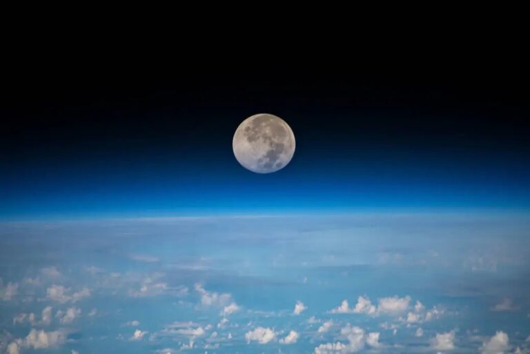 Jak to, že astronauti na oběžné dráze vidí iluzi Měsíce také, i když kolem nejsou žádné objekty ke srovnání?
