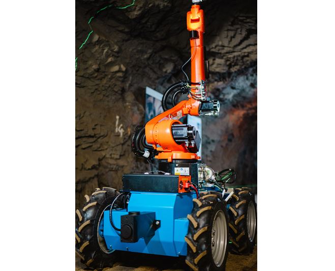 Detail robotické platformy JULBOT. Vyniká robustní konstrukcí, velkými koly pro pohyb v nerovném terénu a přesným senzorem na konci ramene. Je připraven zvládat průzkum, diagnostiku i zásahy ve složitém prostředí podzemních staveb.