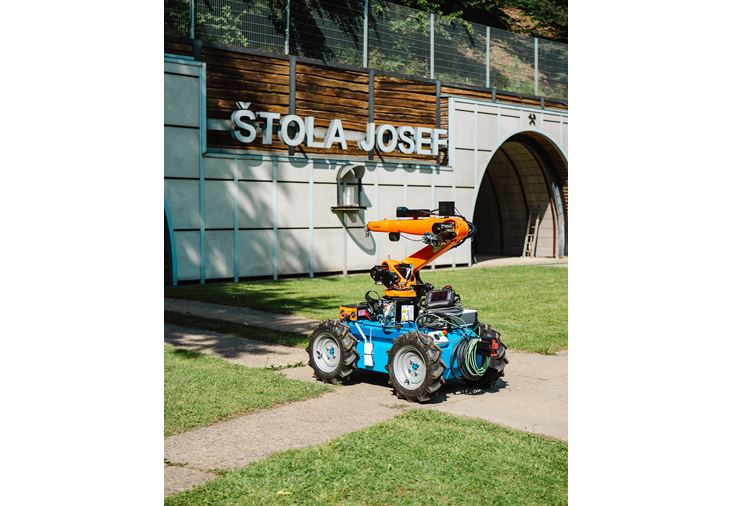 JULBOT před vstupem do štoly Josef – unikátní podzemní laboratoře Fakulty stavební ČVUT. Zde roboti testují své schopnosti v reálných podmínkách, které simulují prostředí tunelů, úložišť nebo havarijních situací.