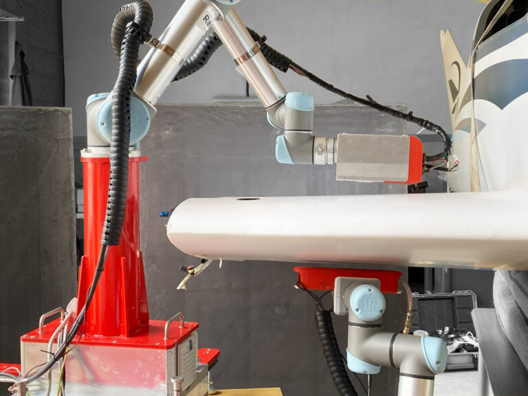 Robotické rameno systému RadalyX zkoumá křídlo letadla bez nutnosti demontáže.