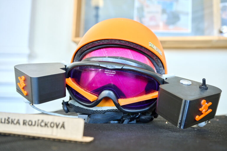 Lyžařská přilba se stěrači a blinkry studentky Elišky Rojíčkové, foto: FEL ČVUT