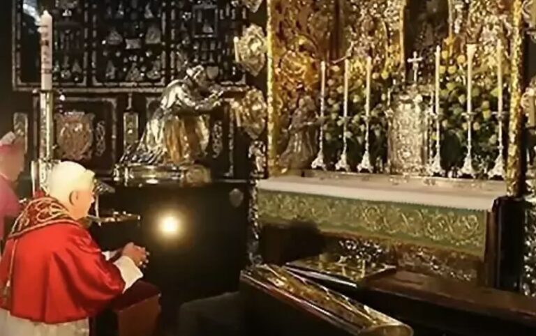 Za slavnou soškou Bohorodičky přichází miliony lidí. Navštívil ji i papež.