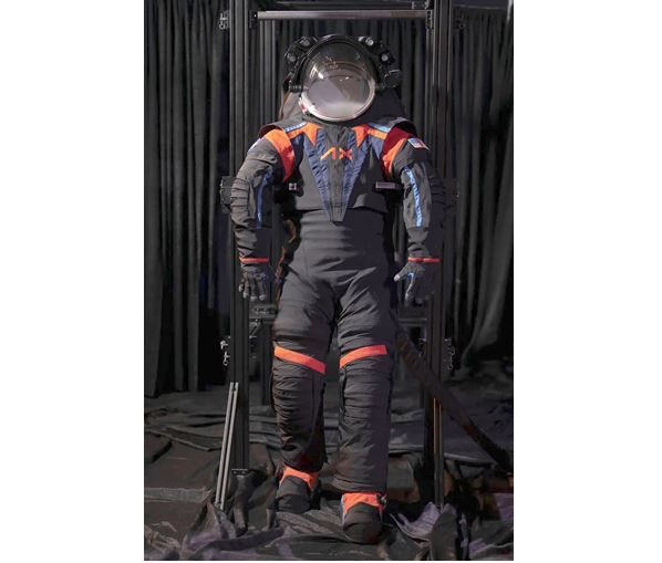 První prototyp skafandru AxEMU je šedý. Astronauti však vyrazí na Měsíc v bílém.