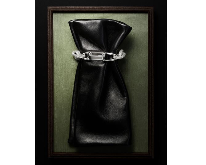 Kabelka minaudière z elegantní černé kůže je typickým kouskem Gucci. Pomellato ji povýšilo na šperk díky řemínku z bílého zlata a pavé přírodních diamantů.