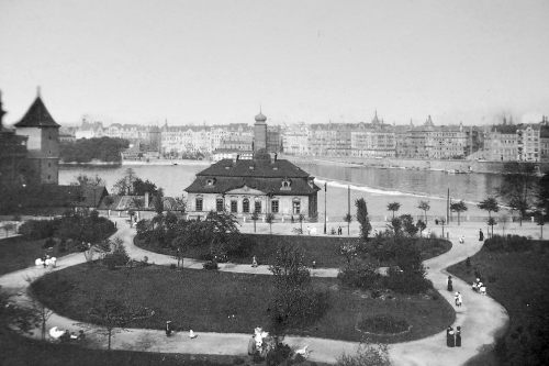 Park na Smíchově, který vznikl na původní lokalitě Botanické zahrady po jejím přestěhováníKateřina Bečková, Vltava a její břehy: 1. díl: Od Františku proti vodě do Braníku, Praha–Litomyšl: Paseka – Schola ludus–Pragensia, 2015