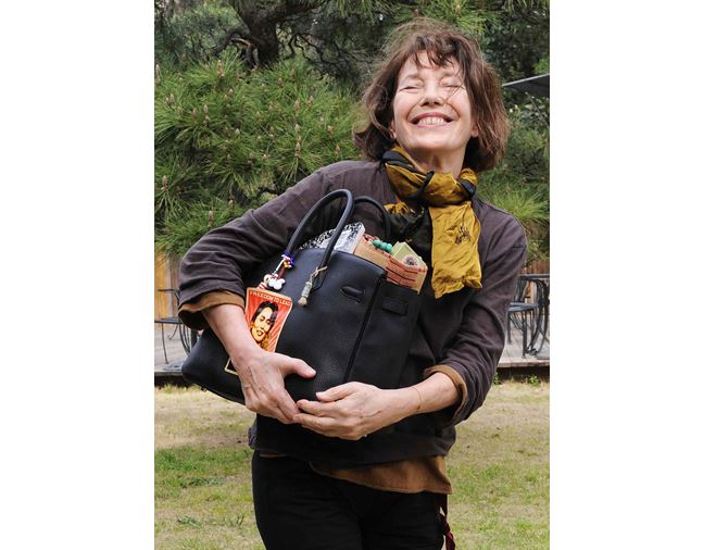 Jane Birkin svou legendární kabelku prý nikdy ji nevnímala symbol luxusu, ale jako praktickou součást každodenního života.