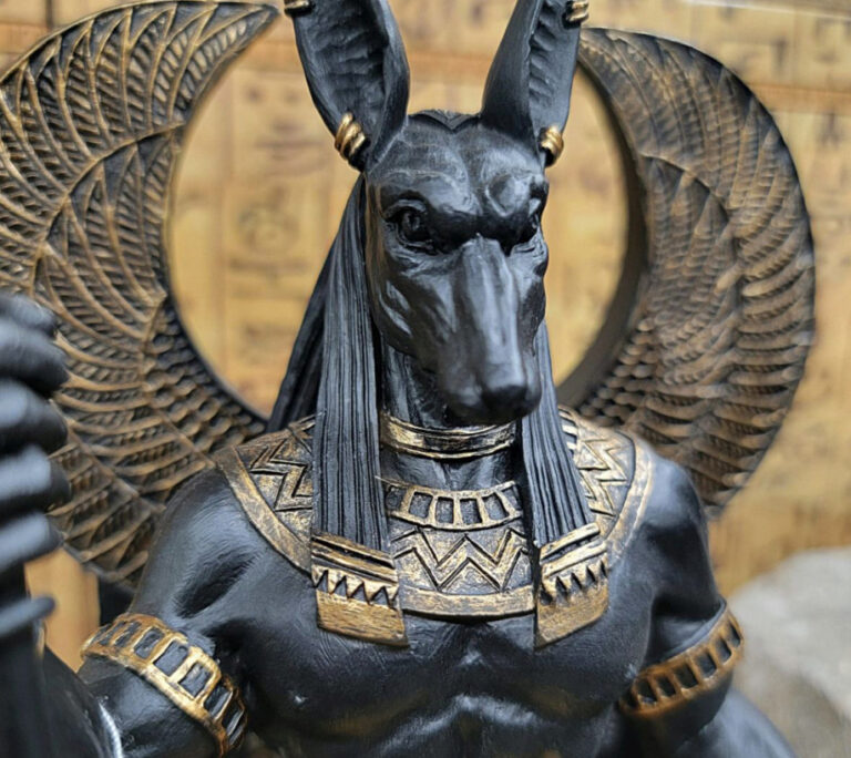 Děsivý majestátní muž s šakalí hlavou. Tak bývá Anubis nejčastěji zobrazován.