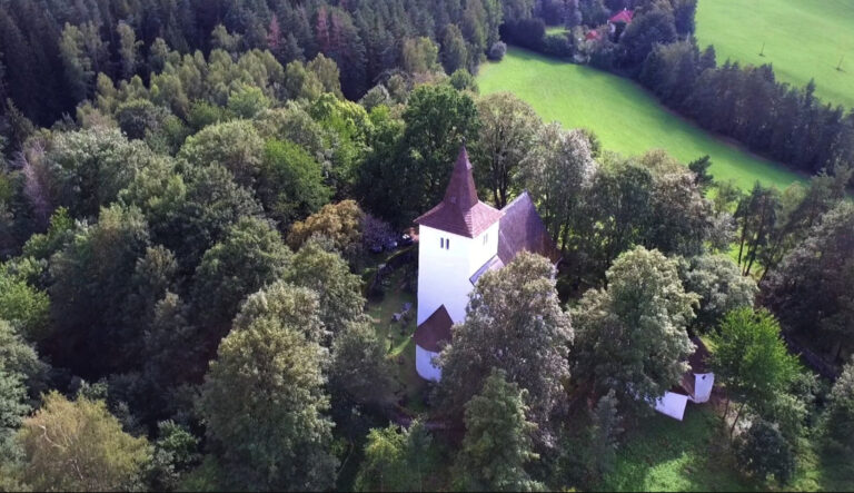 Malebný vrch údajně klame tělem. Někteří lidé tvrdí, že tam dochází k paranormálním jevům.