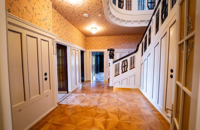 Úspěšný podnikatel ji vybavil mnoha starožitnostmi.