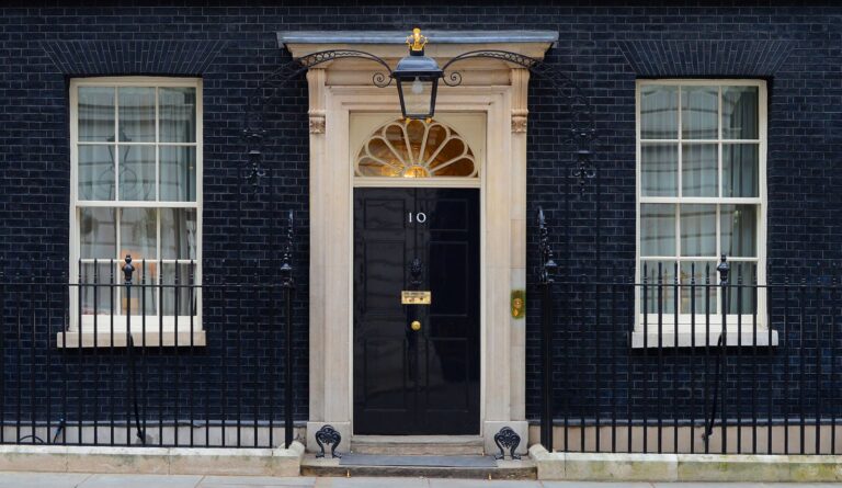 Obraz zdobil rezidenci prvního britského premiéra Roberta Walpolea na Downing Street.