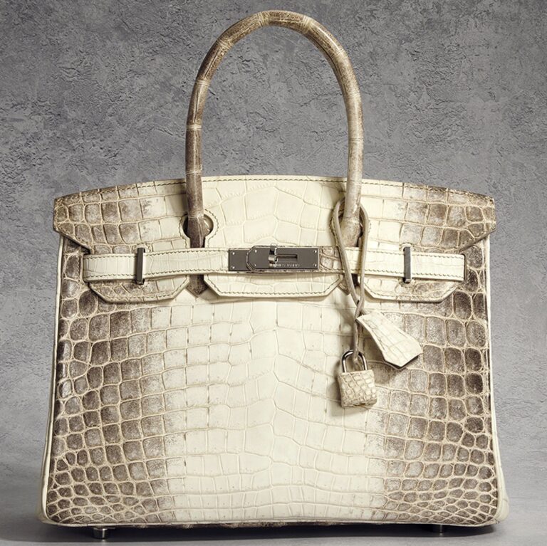 Mezi poklady patří také Hermès Himalaya Niloticus Crocodile Birkin 30, vytvořená ze vzácné krokodýlí kůže a osazená bílým zlatem a diamanty v hodnotě 450 000 dolarů.