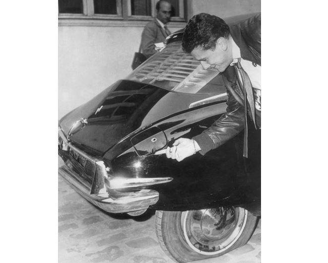 Při jednom z atentátů bylo na jeho auto vypáleno 150 střel!