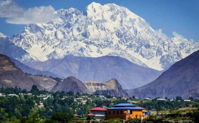 Žijí na tomto vrcholu víly ve velkém zlatém zámku? Jak na to místní přišli?