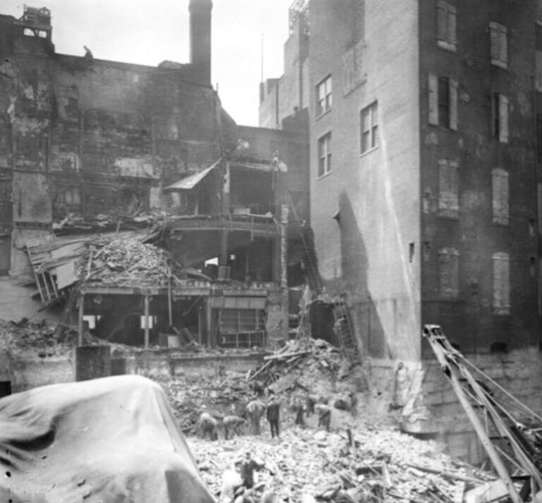 Na místě, kde stával slavný taneční klub Pickwick, zůstává jen hromada sutin.