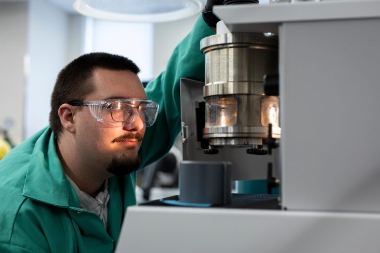 Výzkumník sleduje laboratorní zařízení používané při syntéze mangan-diboridu. Právě zde vznikají malé testovací vzorky, které vědcům umožňují měřit energetickou hustotu a stabilitu nového materiálu. foto: Brian Busher / University at Albany