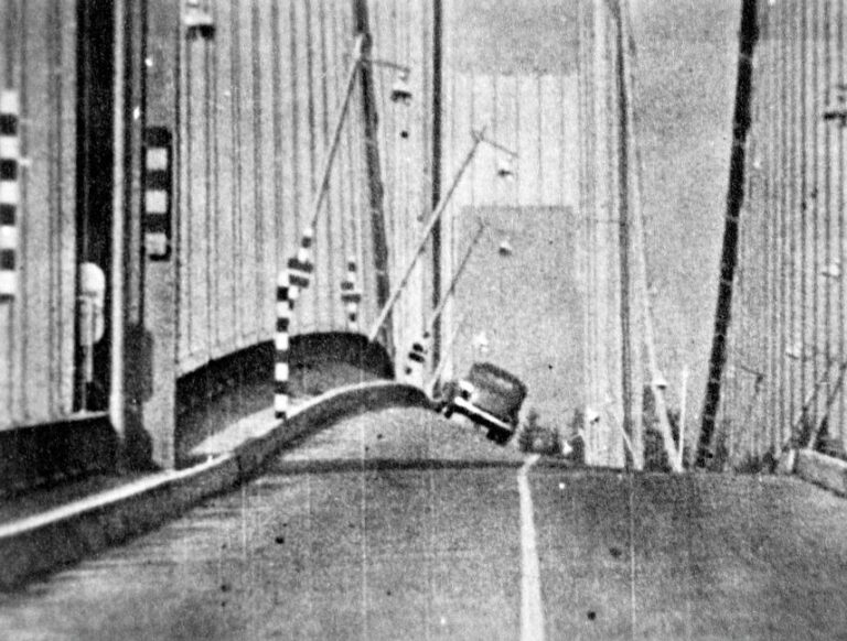 Film zachytil vlnění stavby před jejím zhroucením.