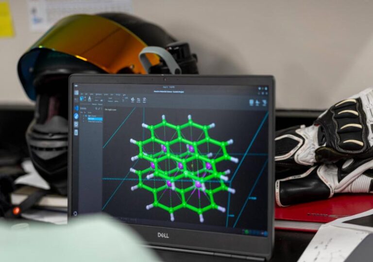 Počítačový model znázorňuje krystalovou mřížku mangan-diboridu. Právě tato struktura v sobě váže značné množství energie, která se při spalování uvolní a může motoru dodat vyšší tepelný impuls než hliník. foto: Brian Busher / University at Albany