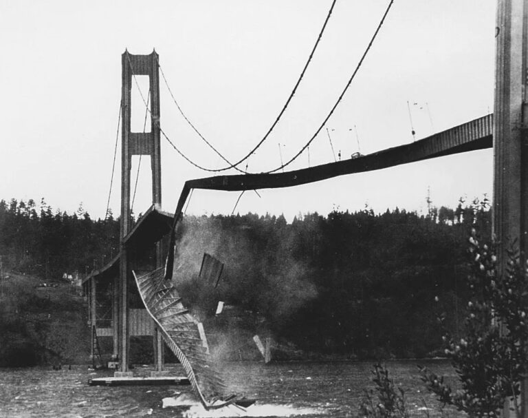 Pyšný most končí ve vlnách Tacomské úžiny.