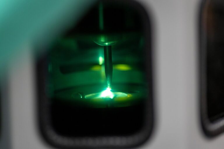 Detailní pohled do zařízení typu arc melter, kde vznikají první laboratorní vzorky MnB₂. Extrémní teplota umožňuje sloučit prvky do stabilní struktury nového energeticky bohatého materiálu. foto: Brian Busher / University at Albany