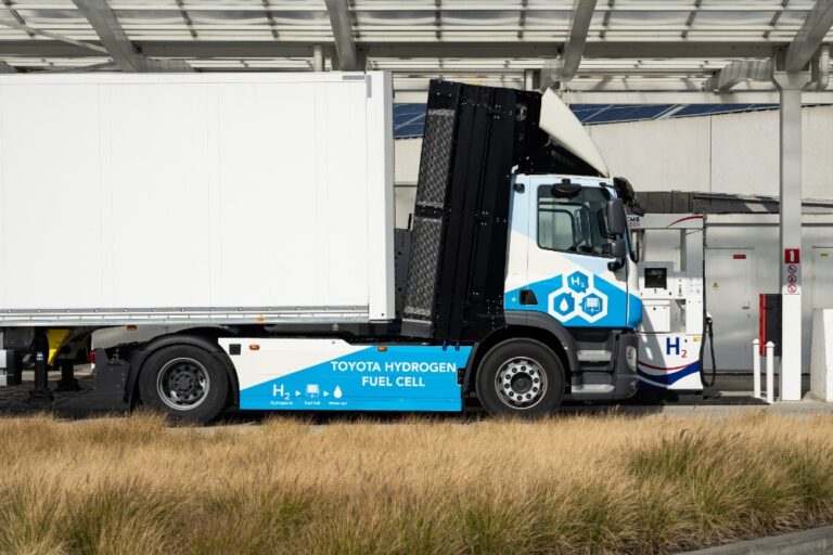 Nádržová věž s kapacitou sedmi vodíkových nádrží za kabinou řidiče. Právě ona umožňuje dlouhý dojezd i na náročných evropských trasách. Foto: Toyota