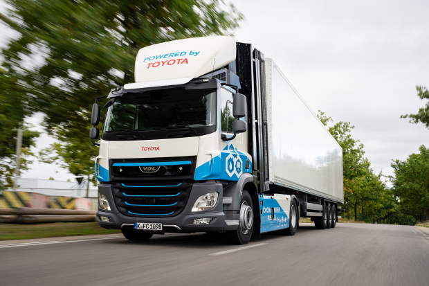 Vodíkový kamion Toyota VDL při rozvozu dílů z belgického Diestu. Díky palivovým článkům zvládne dojezd přes 400 kilometrů bez emisí CO₂. Foto: Toyota