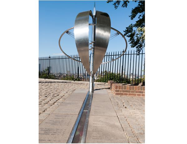 Nula stupňů zemské délky označuje od 19. století greenwichský poledník v Anglii.