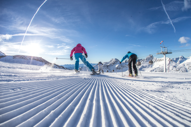 Region s národním parkem Hohe Tauern toho nabízí daleko více, než jen lyžování – třeba večerní sáňkování z prudkého kopce (korutanská verze après-ski), běžky nebo průzkum národního parku na sněžnicích, ideálně v doprovodu rangera národního parku. Foto: Rakouský cestovní ruch