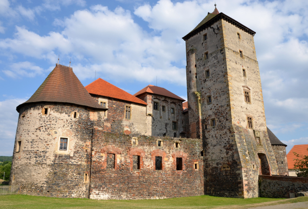Pán hradu prý nikdy nenašel klid ve svém hrobě a dodnes se zjevuje v chodbách hradu Švihov v podobě ohnivého muže.