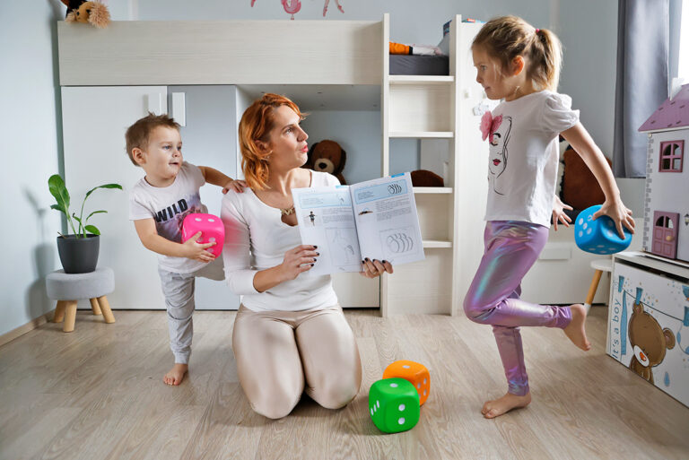 Děti společně s dospělou osobou trénují hrubou motoriku pomocí zábavných úkolů z cvičebnice a barevných kostek. Hravá forma přípravy pomáhá s rovnováhou, koordinací i soustředěním. Foto: Archiv Babyonline