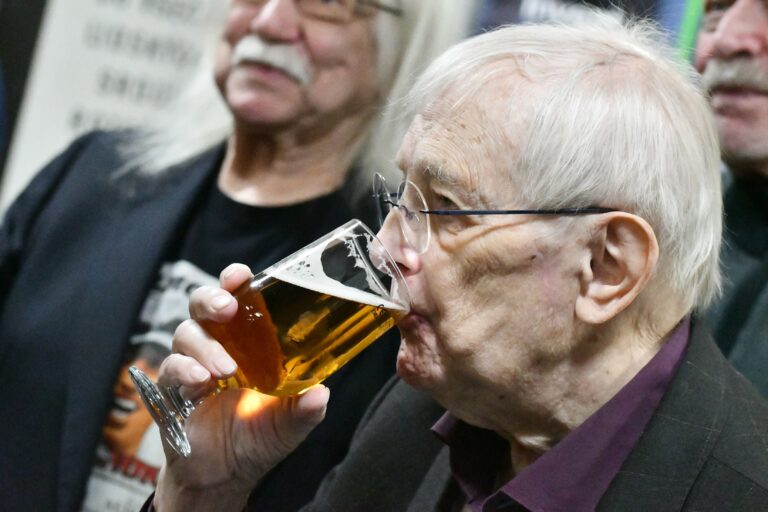 Vynikající Dvorní ležák chutnal zjevně i Jiřímu Suchému