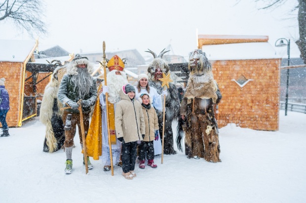 Slovo krampus označuje alpské strašidlo, které je v rakouském folklóru a jihoněmeckém pojetí ekvivalentem českého slova čert.