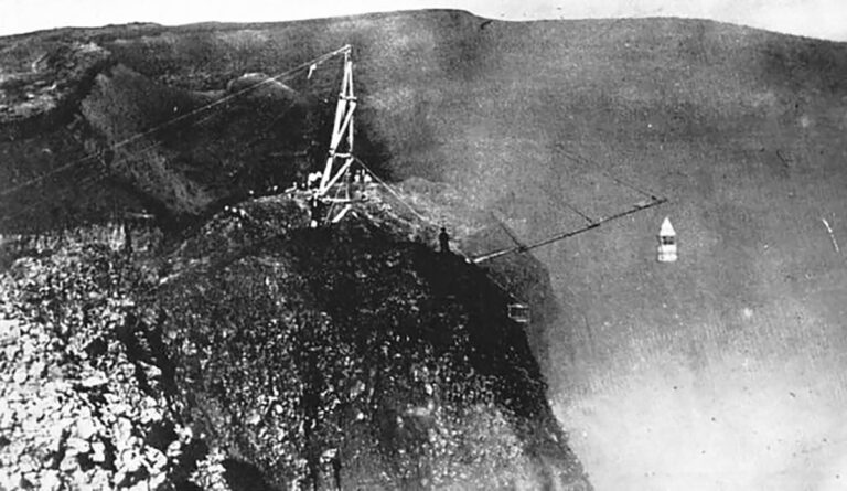 Japonské noviny Jomiuri Šinbun dokonce zorganizují výpravu do nitra sopky.