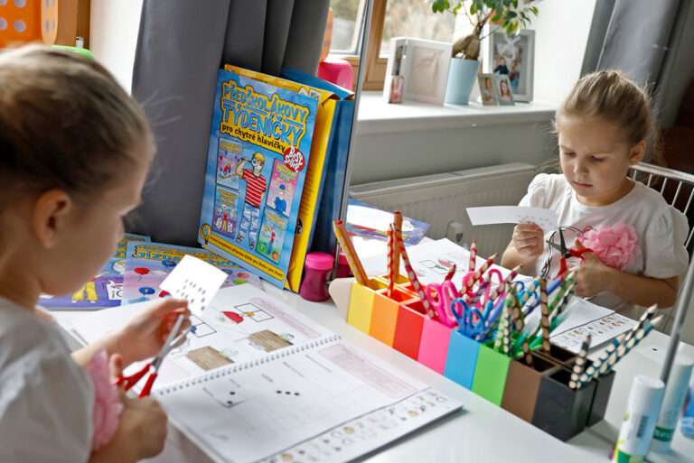 Dítě procvičuje jemnou motoriku při stříhání a lepení předškolních úkolů. Barevné pomůcky motivují k samostatnosti a pečlivosti. Foto: Archiv Babyonline