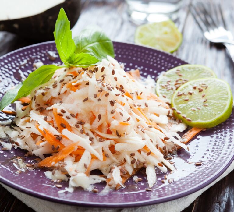 Nastrouhaná se přidává do salátů.