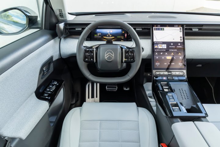 Výhonky vinné révy najdete u nové C5 Aircross třeba ve výplni dveří. Nový Citroën ale neobsahuje jen výhonky vinné révy. Celkově je ve voze použito 47 kg recyklovaných plastů nebo plastů z biologických materiálů, 160 kg recyklovaných kovových dílů a 20 % z pneumatik. Foto: Citroën