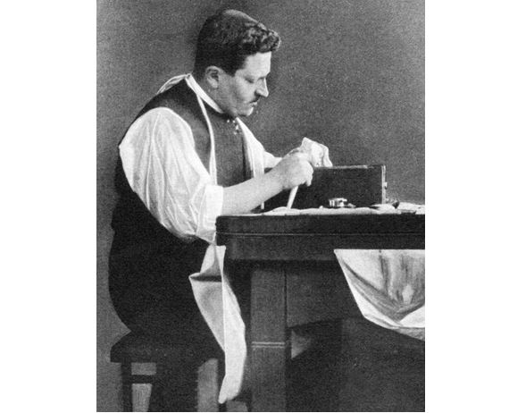 Joseph Asscher dělí diamant při nejdůležitější práci svého života.