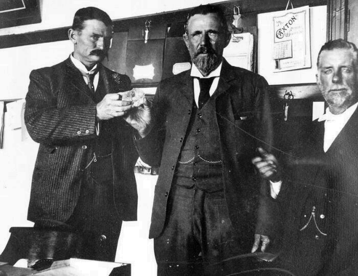 Fred Wells (vpravo) předává diamant Thomasi Cullinanovi (vlevo).