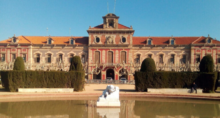 V bývalé zbrojnici je dnes sídlo katalánského parlamentu.